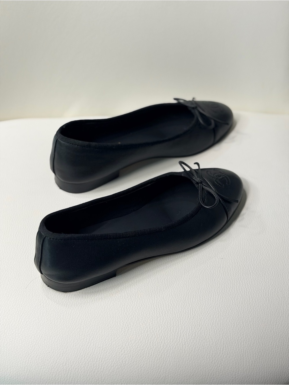 CHANEL Black Leather Bow Ballet Flats with Embossed CC - Picture 4 of 5
